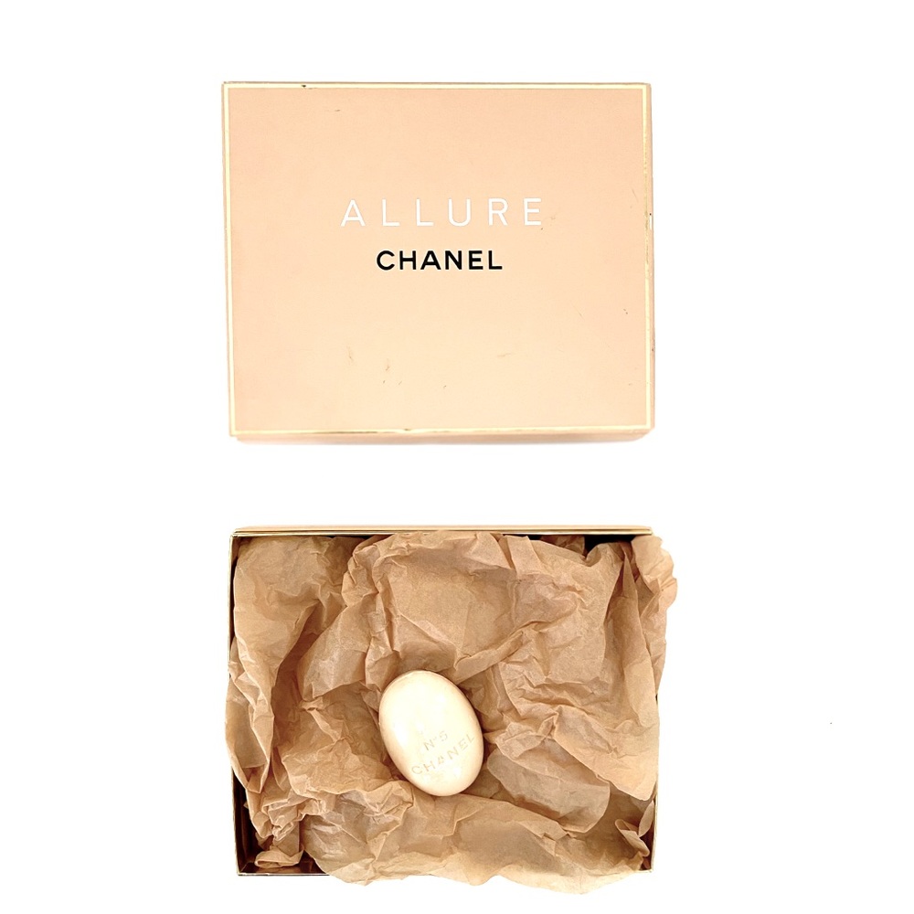 ✨💕 Vintage Allure Chanel box w/free no.5 soap💗🌟